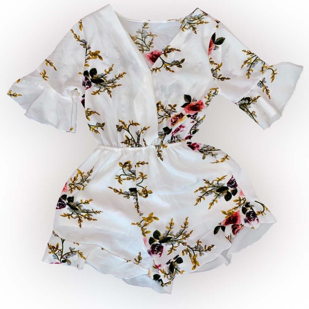 WHITE & PINK FLORAL ROMPER // SIZE XS 🤍